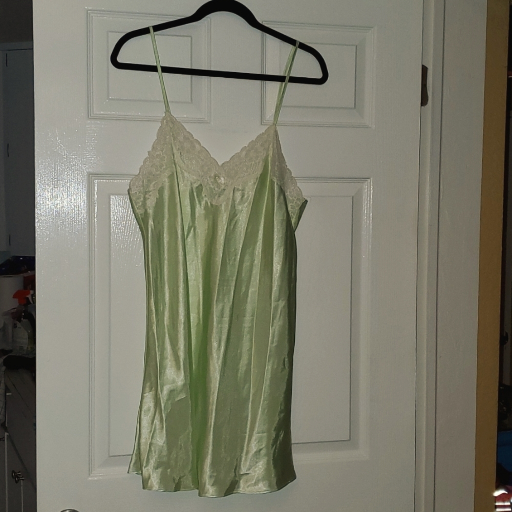 Silk / satin like night dress Size Large